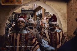 Image du Maroc Professionnelle de  Dans cette Rue El ksour de la médina de Marrakech des troupes de musiciens suivent un disciple qui guide la chamelle à la Zaouia du saint Moul El Ksour pour le sacrifice durant le moussem annuel de cette confrérie religieuse. Marrakech, ville connue pour ces nombreux saints, mais la plut part des gens ne connaissent que sept parmi eux les sept saint ou « sebaâtou rijales » Sidi Abdellah Ben Oujal El Ghazouani dit «Moul El Ksour», en allusion au quartier de Marrakech qui porte depuis son nom, Originaire de la tribu Ghazouane à Chaouia disciple de Sidi Abdelaziz Tebaa, le 9 Décembre 2018.  (Photo / Abdeljalil Bounhar) 